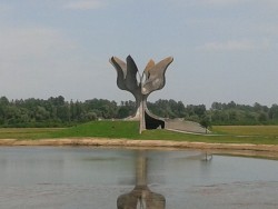 Jasenovac 11 pogled na spomenik